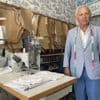 Ce tailleur italien de 87 ans continue de coudre du sur-mesure dans son atelier de Vendée