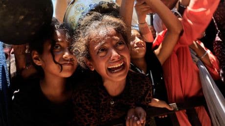 Israel mata a tiros a 14 gazatíes cuando acudían a por comida y a dos enfermeros en otros dos ataques en la Franja de Gaza