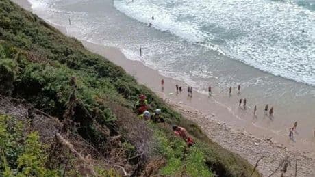 Rescatado en helicóptero a un parapentista francés tras precipitarse contra un acantilado en Cantabria