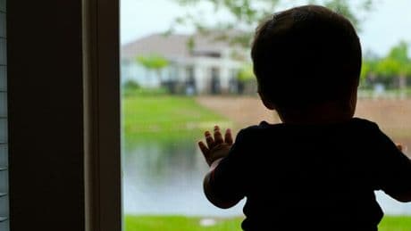 Bambino autistico di tre anni precipita da una finestra (al secondo piano) a Reggio Emilia: è gravissimo