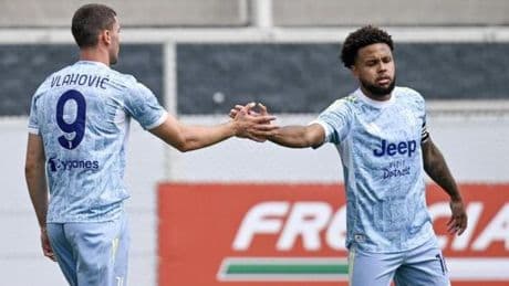 Vlahovic marca con la Juve mientras se decide su futuro