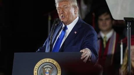 Trump in tackle: "I magnati di Internet mi baciano il c..."