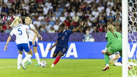 Francia asesta el golpe a una gris Inglaterra y le complica la vida en el grupo de la muerte