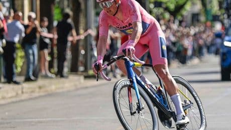 LIVE Giro d’Italia | Twee vluchters lopen open uit, lastige finale in aantocht