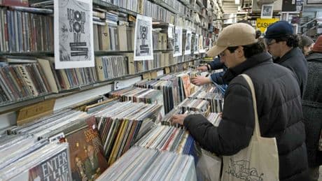 Face à l’IA, la génération Z fait revivre le vinyle, la pellicule… et le papier