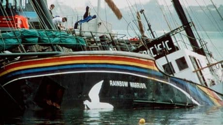 Sabotage du Rainbow Warrior de Greenpeace : un livre révèle la responsabilité de François Mitterrand