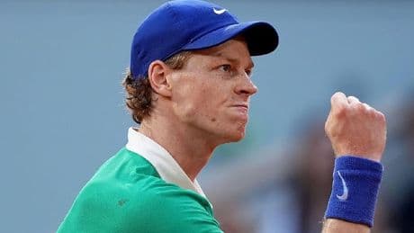 Teniste dünya 1 numarası İtalyan raket Sinner, Djokovic'i geçerek Roland Garros'ta adını finale yazdırdı