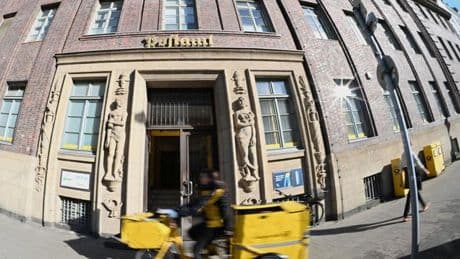 Relikte der Bundespost: Post und Telekom haben noch Tausende Beamte