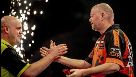 World Matchplay: Michael van Gerwen schakelt Raymond van Barneveld uit na tenenkrommend slechte partij