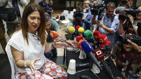 Leire Díez niega ser “fontanera” del PSOE y Aldama irrumpe en el acto para increparla