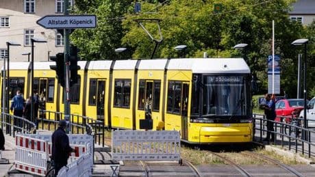 Verkehr: Wuhlheide-Brücke: Erste Trams rollen wieder