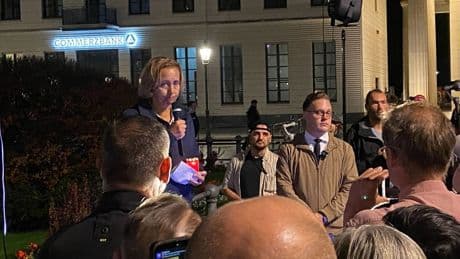Vor der US-Botschaft in Berlin: Gedenken an Trump-Unterstützer Charlie Kirk
