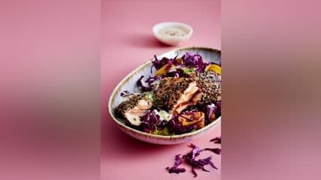 Chili-Sesam Lachs auf Mango-Tahin-Slaw
