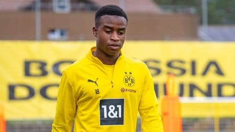 „Wie es sich anfühlt, ganz unten zu sein“ - Jetzt packt Moukoko aus!