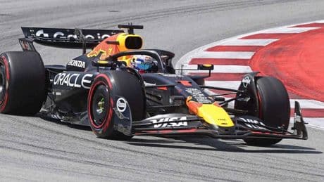Furieuze Max Verstappen tiende na straf in Spanje, Oscar Piastri wint