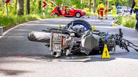 Schwerer Unfall in Sachsen - 1 Toter! Biker (51) kracht in Gegenverkehr