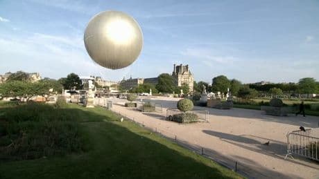 Paris: les images du ballon de la vasque olympique de retour dans le jardin des Tuileries