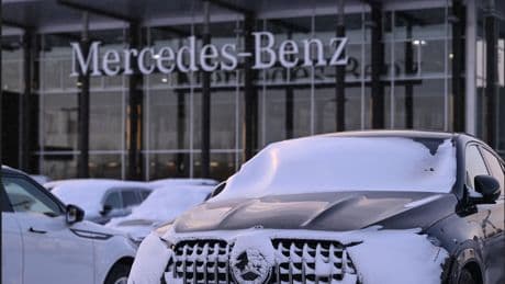 Gewinn bei Mercedes-Benz bricht um mehr als die Hälfte ein