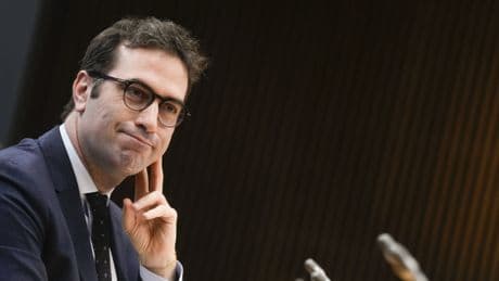 El Gobierno ignora el aviso de Bruselas y decidirá sobre la OPA de BBVA al Sabadell en junio: "Tomaremos una decisión ajustada a la normativa nacional"
