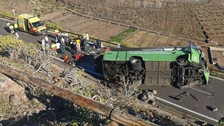 Los quitamiedos donde cayó el bus en La Gomera incumplen la normativa de la UE: "Más que frenarlo, potenciaron la caída"