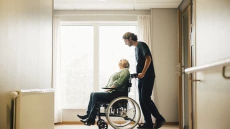Cuál es el sueldo de un auxiliar de enfermería en un hospital público de España