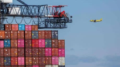 Dazi al 15%, accordo finale Usa-Ue: cosa cambia per auto, farmaci e vino