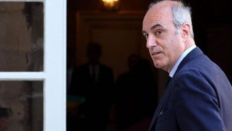 Conmoción en Francia debido al suicidio del expresidente del grupo parlamentario de la derecha tradicional