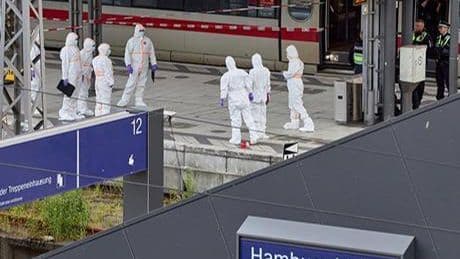 Almanya'da tren istasyonunda kanlı saldırı! Çok sayıda yaralı var