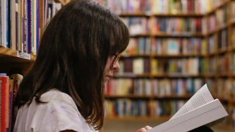 ¿Cuántos libros al mes son demasiados libros? El debate en torno a la lectura como otra forma de consumismo extremo