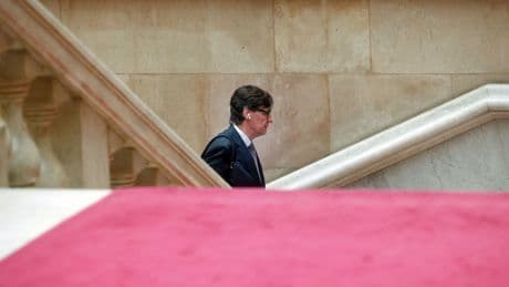 Illa se justifica: &quot;Hablo catalán menos cuando parte de la audiencia no es de aquí&quot; y &quot;tengo que hablar en castellano&quot;