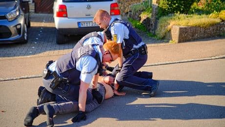 2 Schwerverletzte! - Autofahrer erfasst Fußgänger