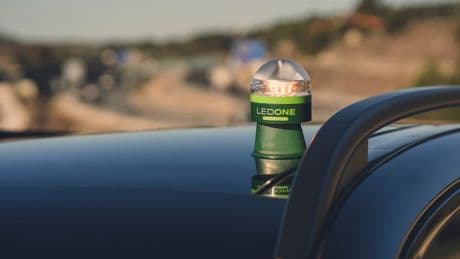 Vodafone y Generali firman un acuerdo para la compra de las balizas V16 que deben sustituir a los triángulos de los coches