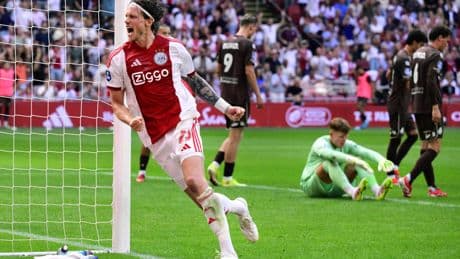 John van den Brom denkt met genoegen terug aan Ajax-spits Wout Weghorst: ’Toen was de sfeer om te snijden’