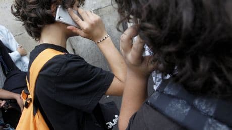 « Les élèves méritent mieux que l’interdiction de leur portable au collège »