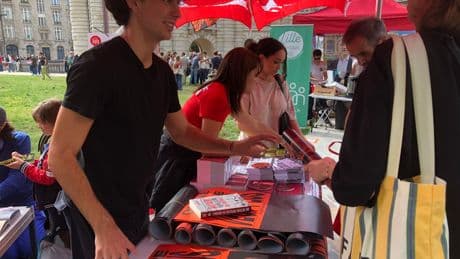 « Bloquons tout » : à la braderie de Lille, les militants de gauche tentent de rallier les badauds