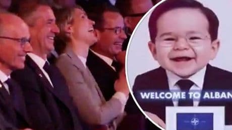 Hilarisch: AI-baby’s van wereldleiders openen bijeenkomst