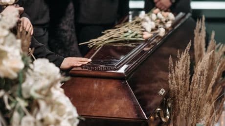 "C'est grave": une Tchèque de 88 ans déclarée morte se réveille dans son cercueil, une enquête ouverte