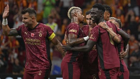 Şampiyon Galatasaray sezonu açıyor: Osimhen ve Icardi belirsiz, santrforda bir isim öne çıkıyor