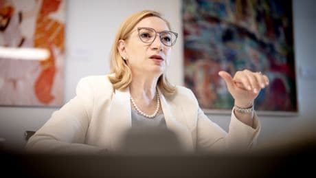 Holta Zaçaj, presidenta del Tribunal Constitucional de Albania: "Hay dos opciones para los Balcanes: entrar en la Unión Europea o en la órbita de Rusia"