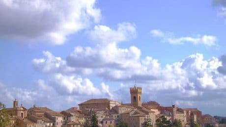 Le Marche a piedi sui Cammini della fede: un'avventura tra borghi, foreste e ostelli