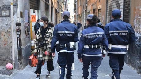 Inchiesta sugli agenti della polizia locale di Genova, il testimone: “Mi picchiarono e mi rubarono i soldi”