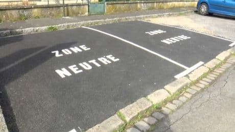 "Des parkings de la honte": ces "zones neutres" pour éviter les tensions entre ex-conjoints lors des échanges d'enfants créent la polémique