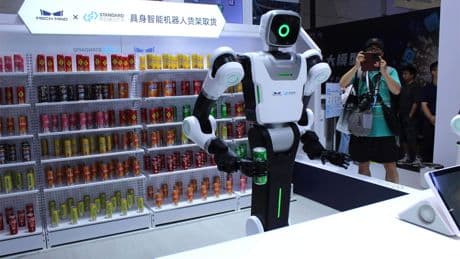 Robots runnen bars, spelen mahjong en blussen branden: China toont AI-kracht op World AI Conference