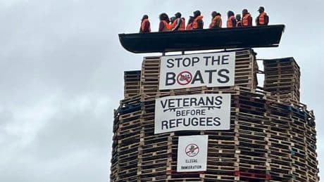 Migranten-Puppen in Boot sollen verbrannt werden – Traditionelles Lagerfeuer löst Entsetzen aus