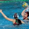 „Dass es so lange dauert, ist blöd für uns“: Hallensperrung zwingt Spandaus Wasserballerinnen ins Freibad