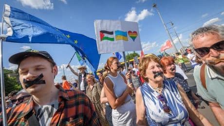 En Hongrie, le pouvoir met en pause sa loi “à la russe” contre les opposants