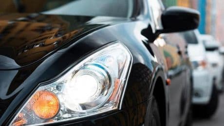 ¿Llevas así las luces de tu coche? Ten mucho cuidado si te pillan