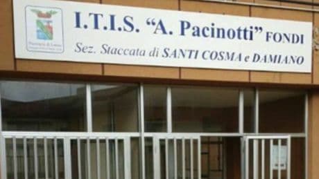 Latina, 15enne suicida. «I compagni lo hanno bullizzato». L'ultimo messaggio nella chat di classe