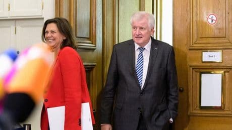 "Ilse an der ersten Stelle": Seehofer: Zeit reif für eine Bundespräsidentin