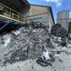 Dans l’usine sarthoise liquidée et ouverte aux quatre vents, des montagnes de plastiques s’empilent